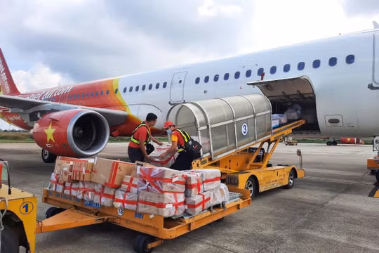Vietjet cùng đồng bào vượt qua bão lũ, lan tỏa yêu thương
