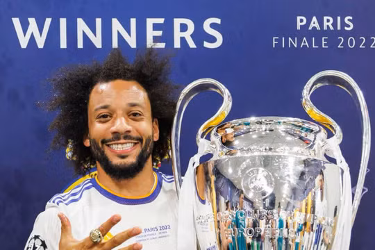 Cựu đội trưởng Real Madrid tuyên bố giải nghệ