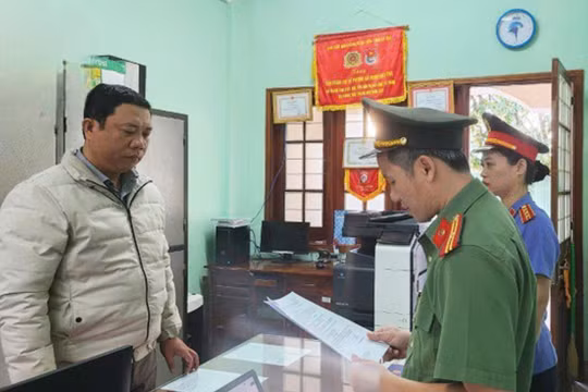Để 'cát tặc' lộng hành, một chủ tịch UBND xã ở Bình Định bị khởi tố