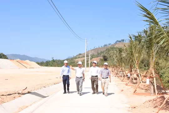 Kon Tum: Cán bộ, giáo viên ủng hộ 120 triệu đồng giúp bà con vùng khó 'an cư, lạc nghiệp'