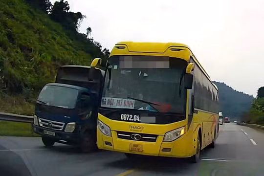 Tài xế xe khách vượt ẩu, suýt gây tai nạn trên cao tốc Nội Bài - Lào Cai