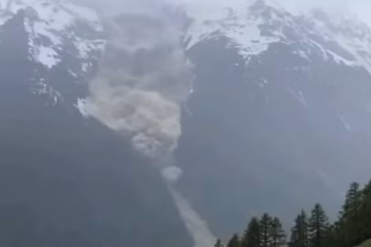 Video cho thấy ngôi làng Thụy Sĩ bị san phẳng do sông băng sụp đổ
