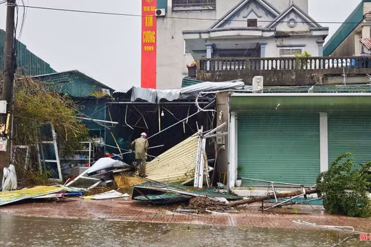 Khắc phục hậu quả bão số 10: Khẩn trương bảo đảm chỗ ở, khôi phục các hoạt động thiết yếu phục vụ nhân dân