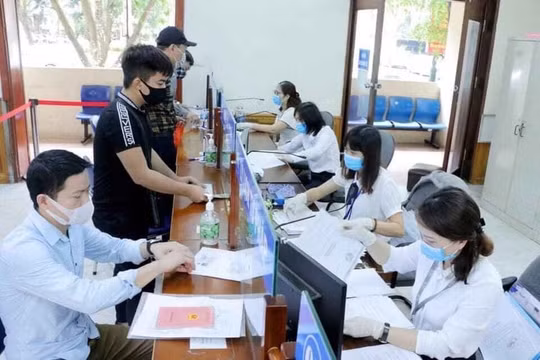 Đối tượng nào được giải quyết chính sách nghỉ việc sớm khi sắp xếp bộ máy tại Hà Nội?