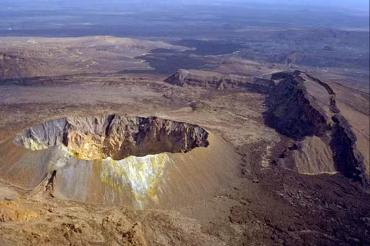 Núi lửa Ethiopia phun trào lần đầu sau 12.000 năm, tạo cột khói bụi cao 14 km