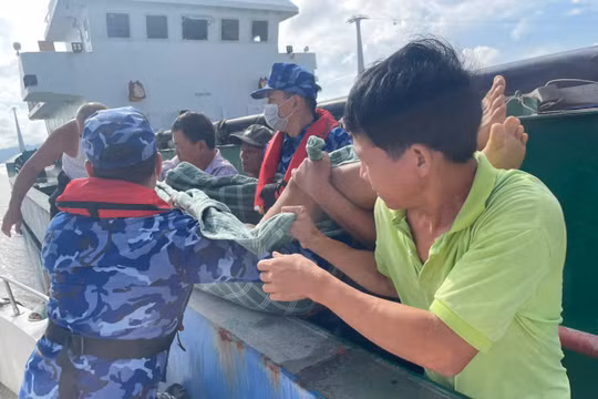 Bộ Tư lệnh Vùng Cảnh sát biển 1 hỗ trợ cấp cứu thuỷ thủ tàu hàng bị đột quỵ trên biển