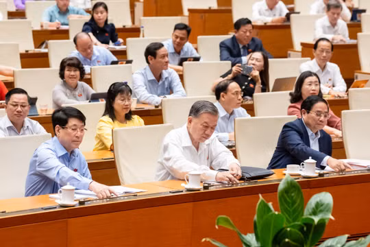 Quốc hội thông qua Nghị quyết sửa đổi Hiến pháp năm 2013