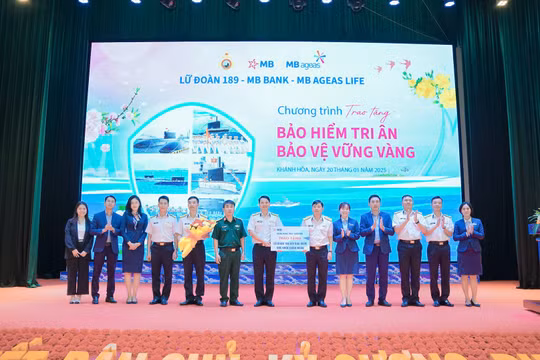 Tặng 1200 gói bảo hiểm ung thư cho cán bộ chiến sĩ Binh chủng Hải quân
