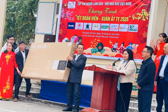 Tạp chí Người Làm Báo tặng quà cho các hộ gia đình khó khăn xã Xuân Lộc, Hậu Lộc, Thanh Hóa trong chương trình Tết đoàn viên- Xuân Ất Tỵ 2025