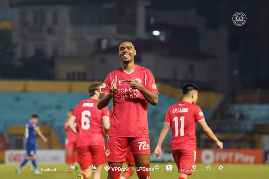 CAHN vượt qua PVF-CAND, chia sẻ ngôi đầu V.League