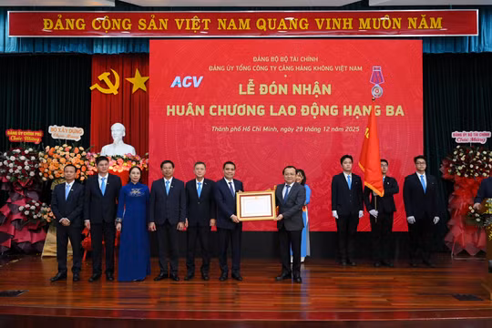 Tổng công ty Cảng hàng không Việt Nam đón nhận Huân chương Lao động hạng Ba