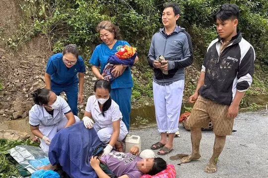 Xuyên rừng vượt lũ, y bác sĩ đỡ đẻ giữa đường cho sản phụ bị cô lập ở Nghệ An