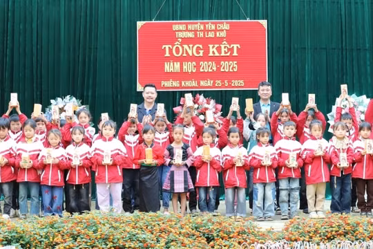 VOV Tây Bắc phối hợp trao tặng 200 suất quà cho học sinh vùng cao Sơn La