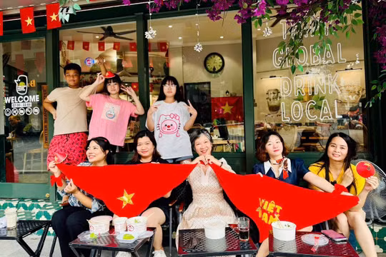 Người dân 'săn' vị trí đẹp trong các quán cà phê chờ xem hợp luyện diễu binh