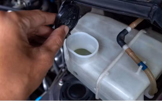 Cách xả nước rửa kính chắn gió ô tô đơn giản tại nhà