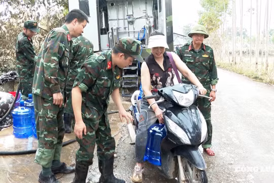 Ấm áp nghĩa tình quân dân nơi rốn lũ Bắc Ninh