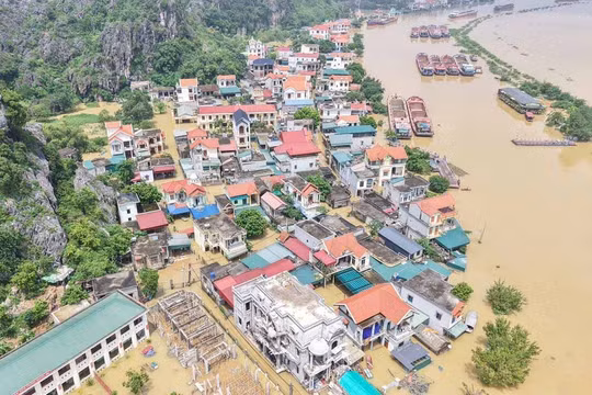 Ninh Bình: 3.000 người dân sinh sống ở thôn Kênh Gà bị cô lập do nước lũ dâng cao