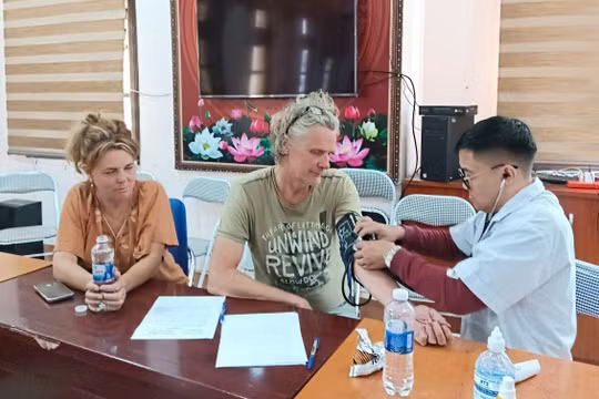 Lào Cai: Tìm thấy du khách nước ngoài đi lạc nhiều giờ trong Vườn Quốc gia Hoàng Liên