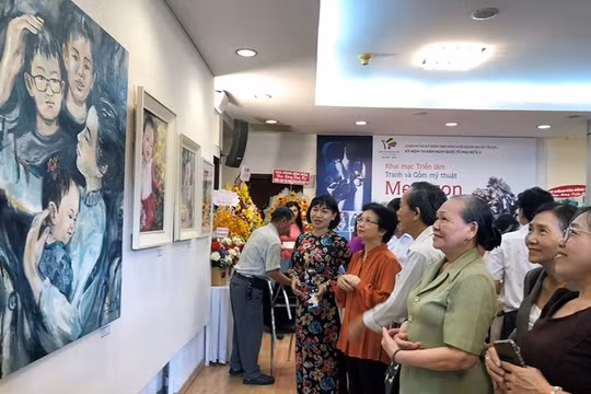 Triển lãm 'Mẹ và con' tôn vinh người mẹ và tình mẫu tử