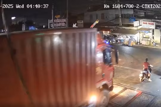 Báo động tình trạng ô tô vi phạm cố tình vượt qua đường ngang