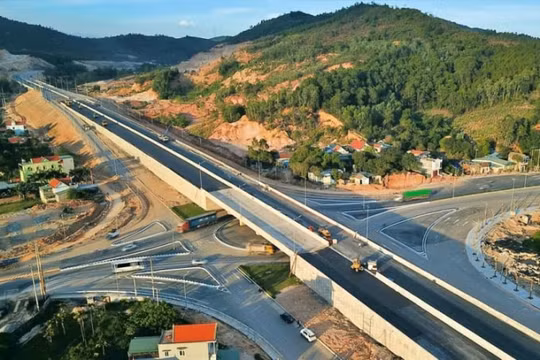 Đầu tư mở rộng, khai thác đồng bộ cao tốc Nội Bài - Lào Cai