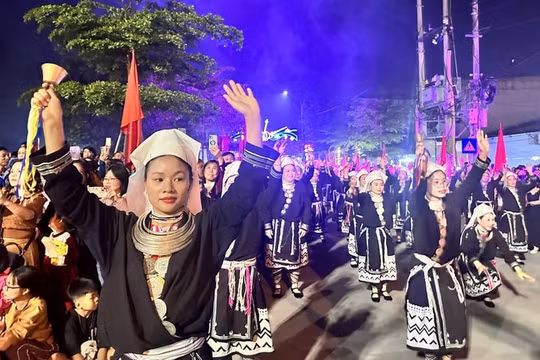 Ấn tượng Lễ hội Carnaval đường phố 'Bắc Kạn lung linh sắc màu'