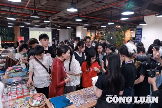 Sinh viên báo chí lan tỏa giá trị văn hóa qua triển lãm nghệ thuật thêu tay 'Họa sắc ngàn tơ'