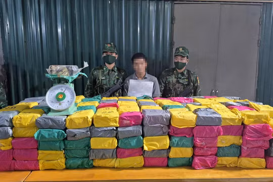 Bắt giữ 2 đối tượng người Lào vận chuyển 500kg ma túy qua biên giới Quảng Trị