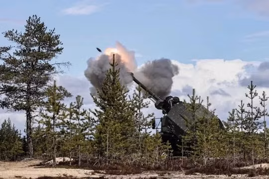 NATO phô diễn sức mạnh gần biên giới Nga
