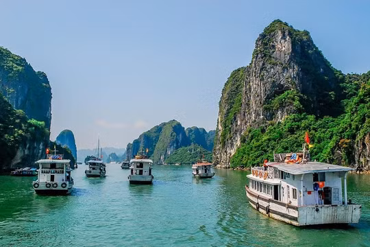 Quảng Ninh bổ sung phí tham quan Vịnh Hạ Long, siết chặt quản lý 'Tàu ca nhạc'