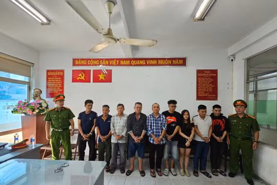 Bắt khẩn cấp nhóm đối tượng khiêng 'quan tài' diễu phố đăng Tiktok để quảng cáo bán hàng