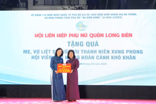 Hanel giao lưu và tặng quà chương trình "Sáng mãi truyền thống Ba đảm đang" quận Long Biên