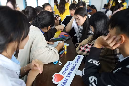 Huế: Hơn 1.300 học sinh THPT tìm hiểu thực tế về môi trường đại học và định hướng nghề nghiệp tương lai.