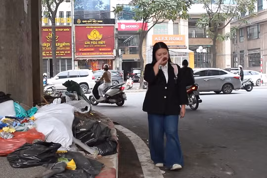 Rác thải bủa vây dải phân cách đường Vành đai 3