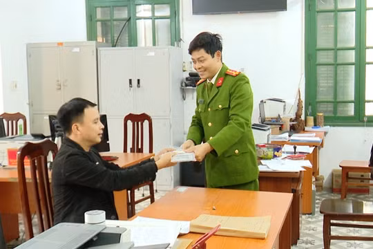 Hà Nội: Cấp biển số xe ô tô tại công an xã diễn ra nhanh chóng, thuận tiện