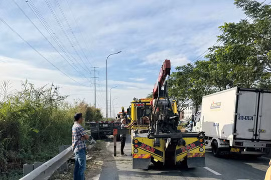 TP HCM: Xe đầu kéo tông dải phân cách rồi lao xuống lề đường, tài xế may mắn thoát chết