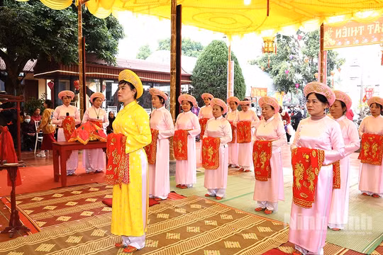 Trao bằng chứng nhận Lễ hội Báo bản làng Nộn Khê được công nhận là Di sản văn hóa phi vật thể quốc gia