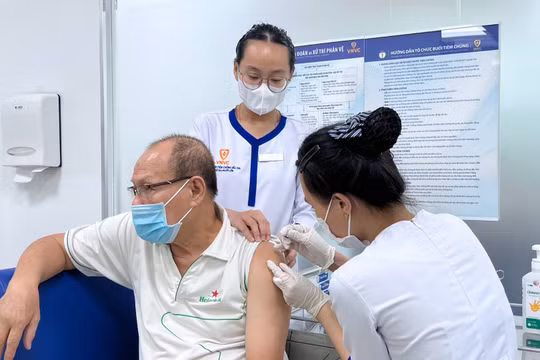 Người dân đi tiêm vắc xin phòng cúm tăng 10 lần so với ngày thường
