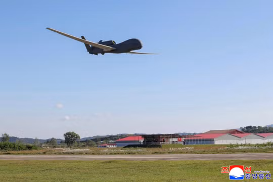 Ông Kim Jong Un giám sát thử nghiệm UAV, yêu cầu phát triển AI