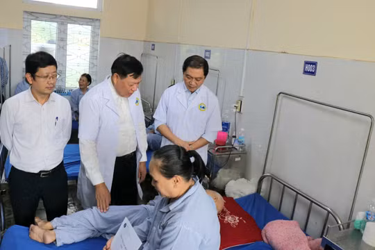 Lũ bủa vây, y tế TP Huế căng mình cấp cứu