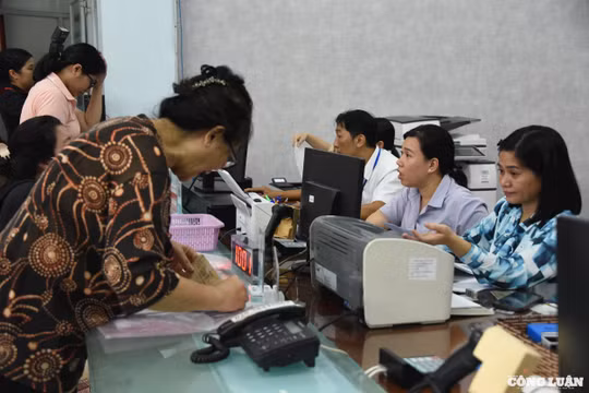 Người dân TP HCM phấn khởi trong ngày đầu vận hành chính quyền hai cấp