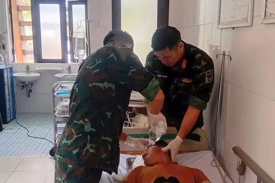 Quân y Trường Sa cứu ngư dân Quảng Ngãi thoát nguy cơ hỏng mắt vì nổ bình ắc quy