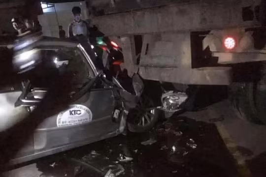 Va chạm với xe đầu kéo đỗ ven đường, xe con chở 5 người gặp nạn