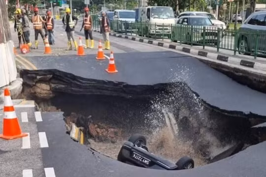 'Hố tử thần' nuốt chửng ô tô giữa phố ở Singapore