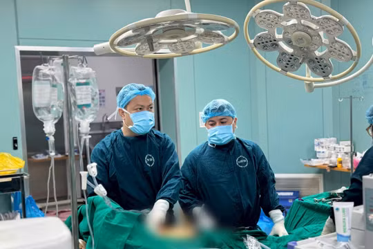 Phẫu thuật nội soi cứu sống bệnh nhân HIV ung thư dạ dày 'đa bệnh nền'