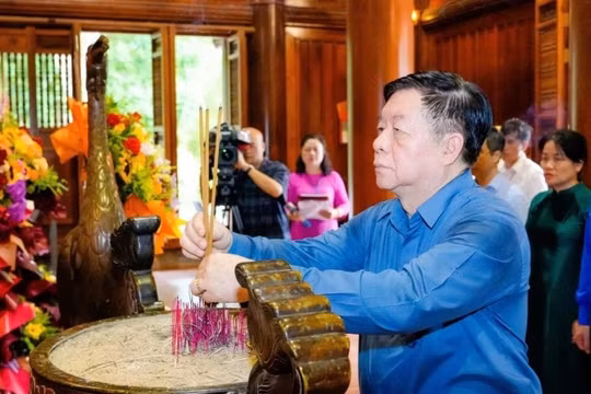 Trưởng Ban Tuyên giáo và Dân vận Trung ương Nguyễn Trọng Nghĩa dâng hương tưởng niệm Chủ tịch Hồ Chí Minh và các Anh hùng liệt sĩ tại Nghệ An