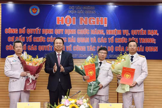 Cục Hải quan công bố quyết định bổ nhiệm 3 Phó Cục trưởng và 20 Chi cục trưởng