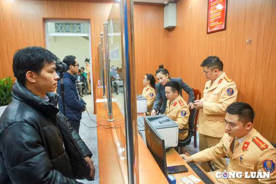 Lực lượng Công an tiếp nhận gần 40.000 hồ sơ cấp đổi giấy phép lái xe