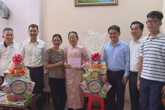 Lãnh đạo TP.HCM thăm và tặng quà cán bộ lão thành Cách mạng