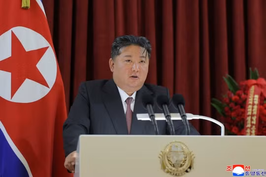 Ông Kim Jong Un kêu gọi tăng sản xuất đạn pháo, hiện đại hóa quân sự